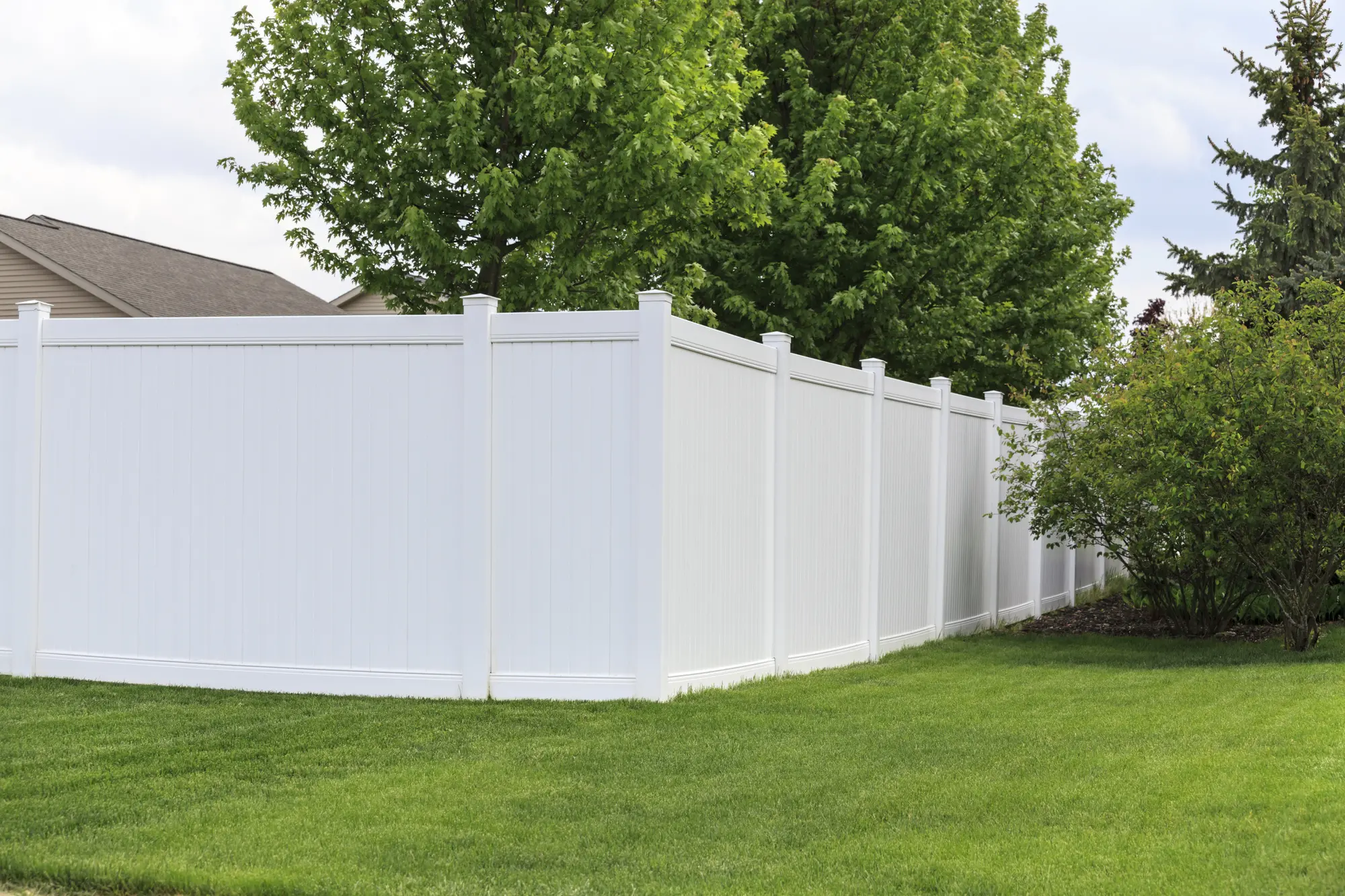 Photo of a clean vinyl fence